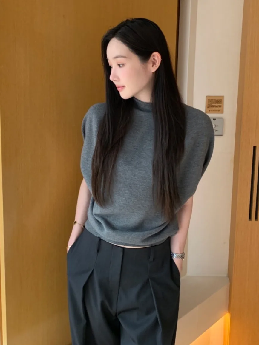 Women's Cowl Neck Sleeveless Knitted Sweater Minimalist Style Garment Cover up Slimming Design High Collar Knitwear Top
Women's Cowl Neck Sleeveless Knitted Sweater Minimalist Style Garment Cover up Slimming Design High Collar Knitwear Top