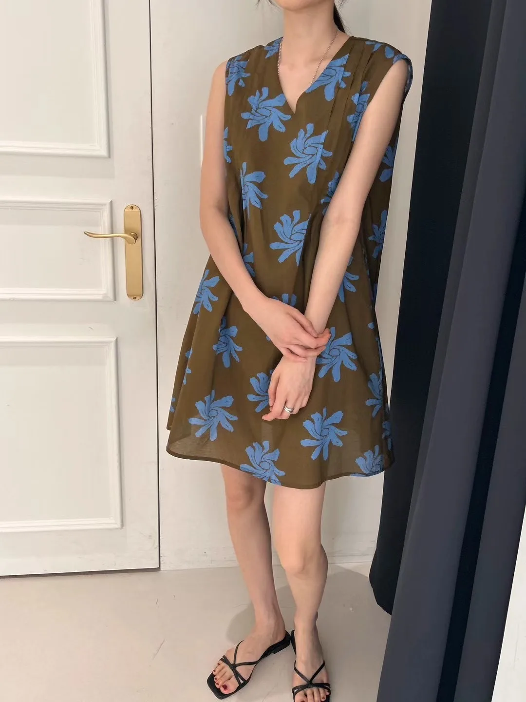 Summer Chic Vintage round Ne Print Pleated Design Svel Vest Dr with Belt Floral Pattern Women's Faion Casual Dr
Summer Chic Vintage round Ne Print Pleated Design Svel Vest Dr with Belt Floral Pattern Women's Faion Casual Dr
