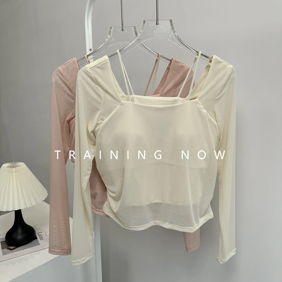 High-end breathable mesh yoga suit long-sleeved women's summer summer with chest pad fitness training top running sportswear
High-end breathable mesh yoga suit long-sleeved women's summer summer with chest pad fitness training top running sportswear