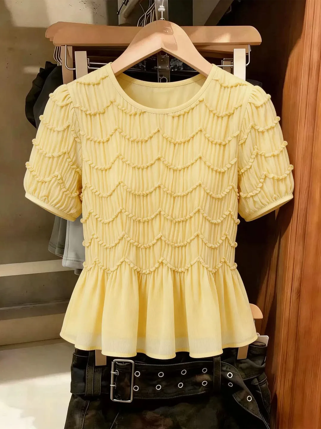 Elegant Pleated Short Sleeve Shirt Women's Summer Waist-Cinching Design Sensation Lace Trim High-End Feeling Casual Top
Elegant Pleated Short Sleeve Shirt Women's Summer Waist-Cinching Design Sensation Lace Trim High-End Feeling Casual Top