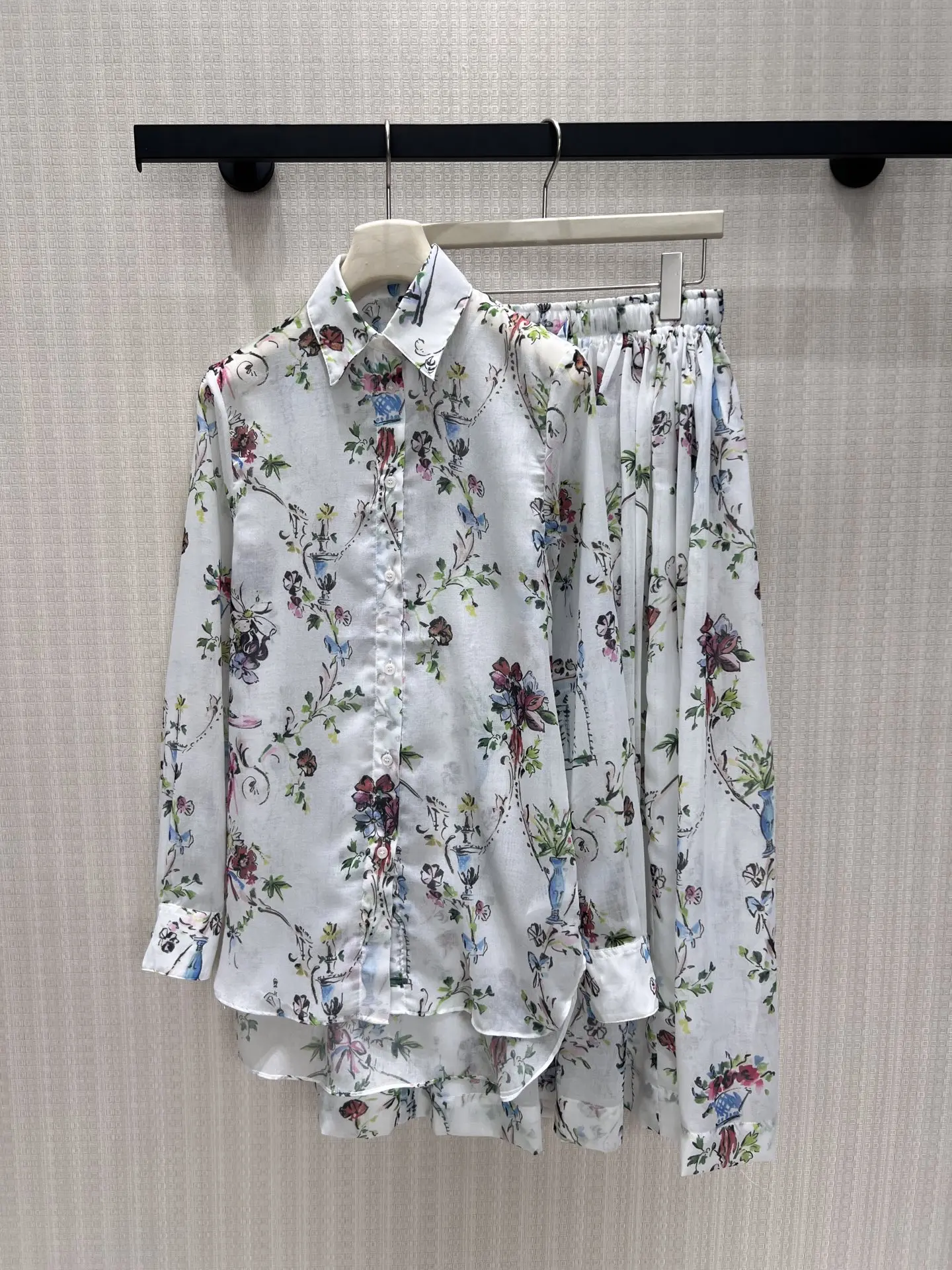 26 New Linen Floral Pattern Loose Shirt for Women, paired with a long flared skirt. This is a two-piece set consisting of a shir
26 New Linen Floral Pattern Loose Shirt for Women, paired with a long flared skirt. This is a two-piece set consisting of a shir