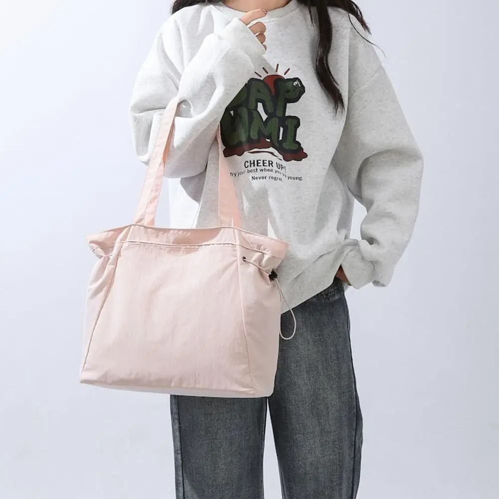 Casual Korean Style Drawstring Tote Bag Outdoor Storage Bag Handbag Nylon Shoulder Bag Leisure Shopping Bag Office Worker
Casual Korean Style Drawstring Tote Bag Outdoor Storage Bag Handbag Nylon Shoulder Bag Leisure Shopping Bag Office Worker
