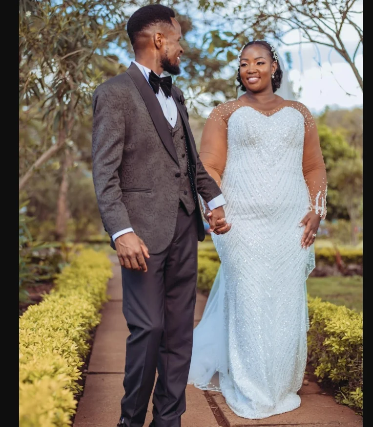Customized African Shinny Beads Sequins Mermaid Garden Wedding Dresses Sweep Train Long Sleeves Plus Size Bridal Gowns
Customized African Shinny Beads Sequins Mermaid Garden Wedding Dresses Sweep Train Long Sleeves Plus Size Bridal Gowns