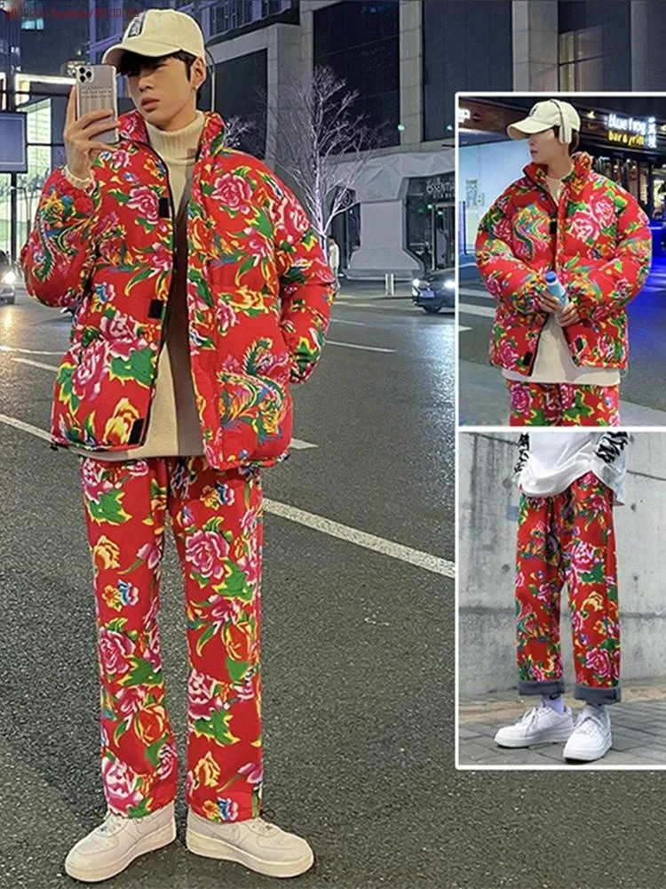 Мужской зимний комплект одежды в стиле «Северо-Восточный большой цветок» для пар, большие размеры, хлопковая одежда, национальный тренд, с узором «Разбитый цветок» и пионами, интернэшнл-стиль.
Мужской зимний комплект одежды в стиле «Северо-Восточный большой цветок» для пар, большие размеры, хлопковая одежда, национальный тренд, с узором «Разбитый цветок» и пионами, интернэшнл-стиль.