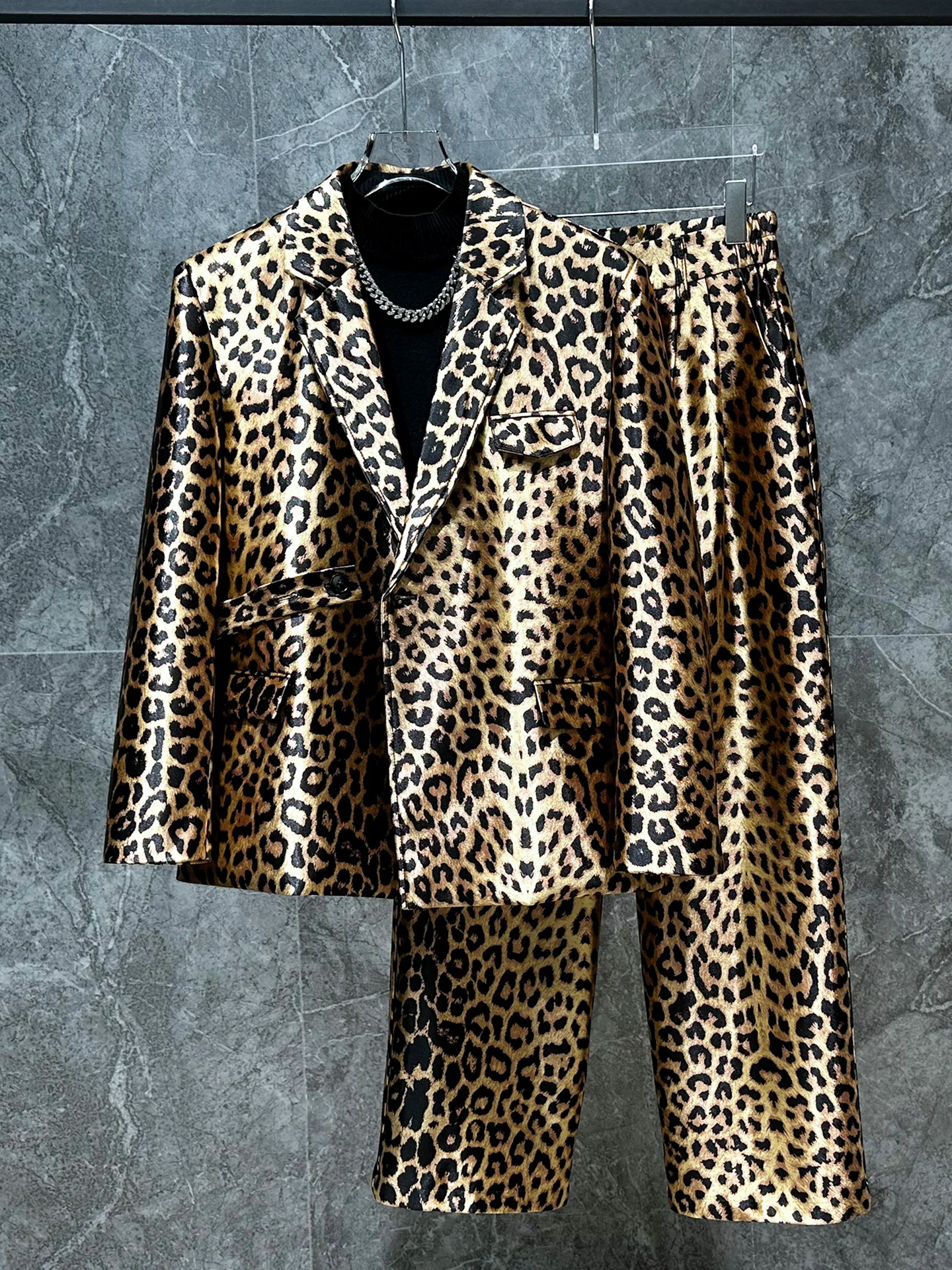Smooth Silk Men's Suit Two-Piece Set Faionable Retro Leopard Print Youth Trendy High-End Feeling Casual Wear Autumn Season
Smooth Silk Men's Suit Two-Piece Set Faionable Retro Leopard Print Youth Trendy High-End Feeling Casual Wear Autumn Season