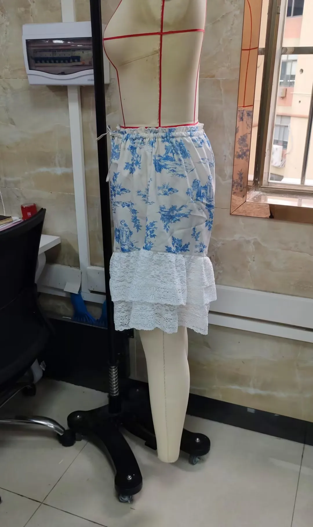 Женские синие шорты-блумеры с цветочным принтом, многоярусными кремовыми кружевными оборками и эластичным поясом, летние мини-шорты для повседневной носки
Женские синие шорты-блумеры с цветочным принтом, многоярусными кремовыми кружевными оборками и эластичным поясом, летние мини-шорты для повседневной носки