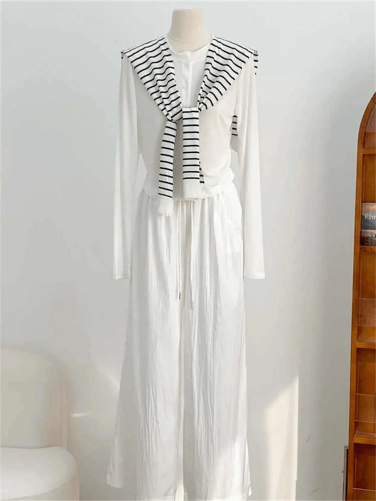 Ele ort Women's Set White Pants Striped oulder T-irt Clete OOTD Faion Ensemble Spring Season Adult Wear
Ele ort Women's Set White Pants Striped oulder T-irt Clete OOTD Faion Ensemble Spring Season Adult Wear