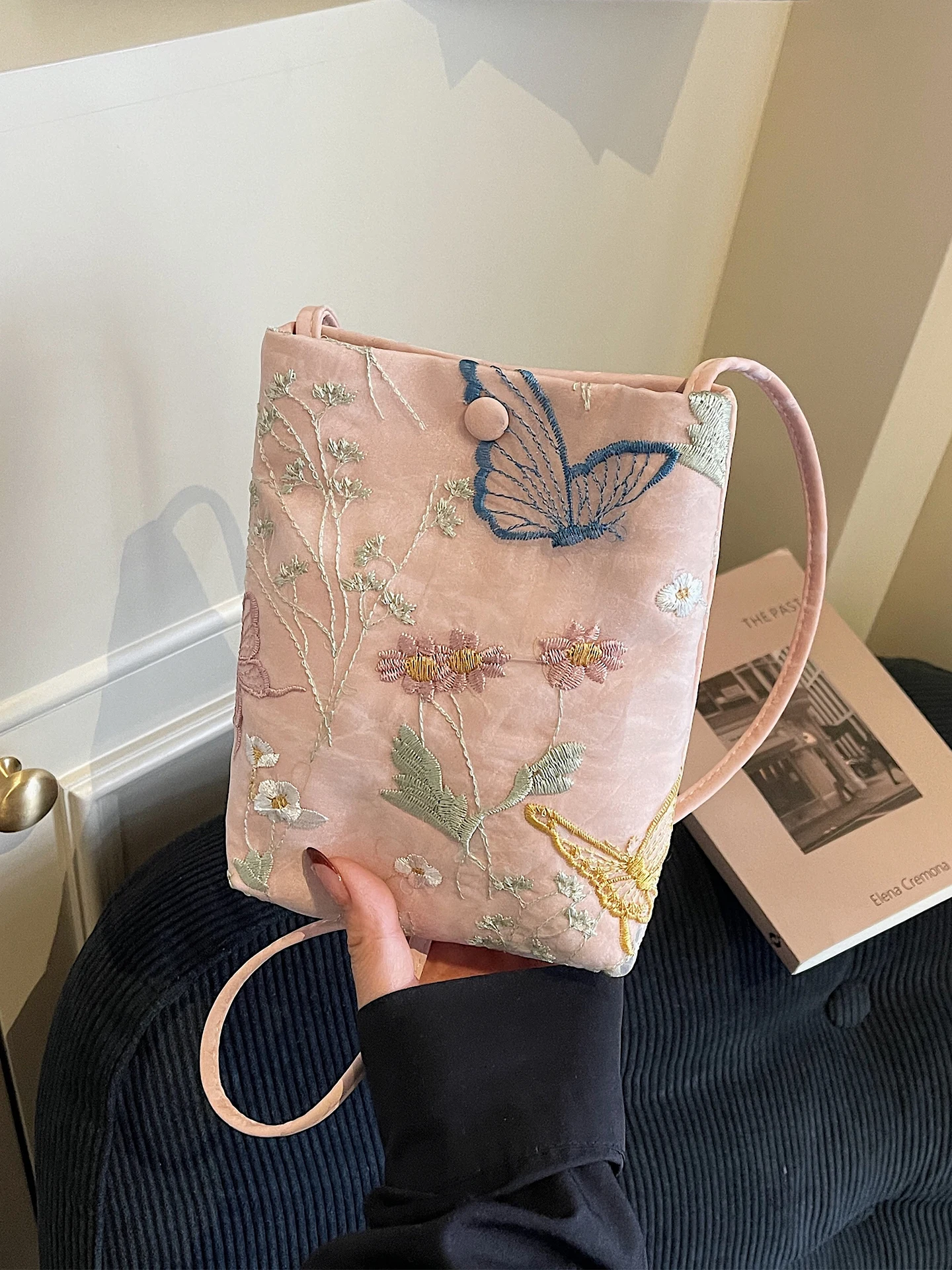 New Chinese Style Embroidered Women's Shoulder Bag Spring Summer Trendy Crossbody Phone Bag Soft Handle Medium Hardness
New Chinese Style Embroidered Women's Shoulder Bag Spring Summer Trendy Crossbody Phone Bag Soft Handle Medium Hardness