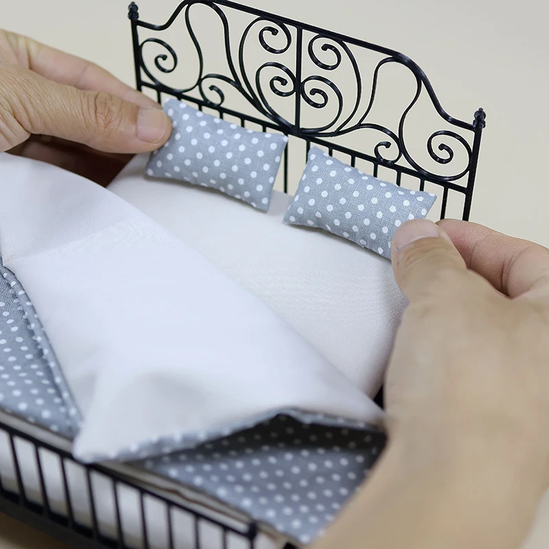 1/12 Dollhouse Simulation European Bed With Mattress Pillow Quilt Doll Home Iron Art Double Bed Bedroom Furniture Decoration Toy
1/12 Dollhouse Simulation European Bed With Mattress Pillow Quilt Doll Home Iron Art Double Bed Bedroom Furniture Decoration Toy