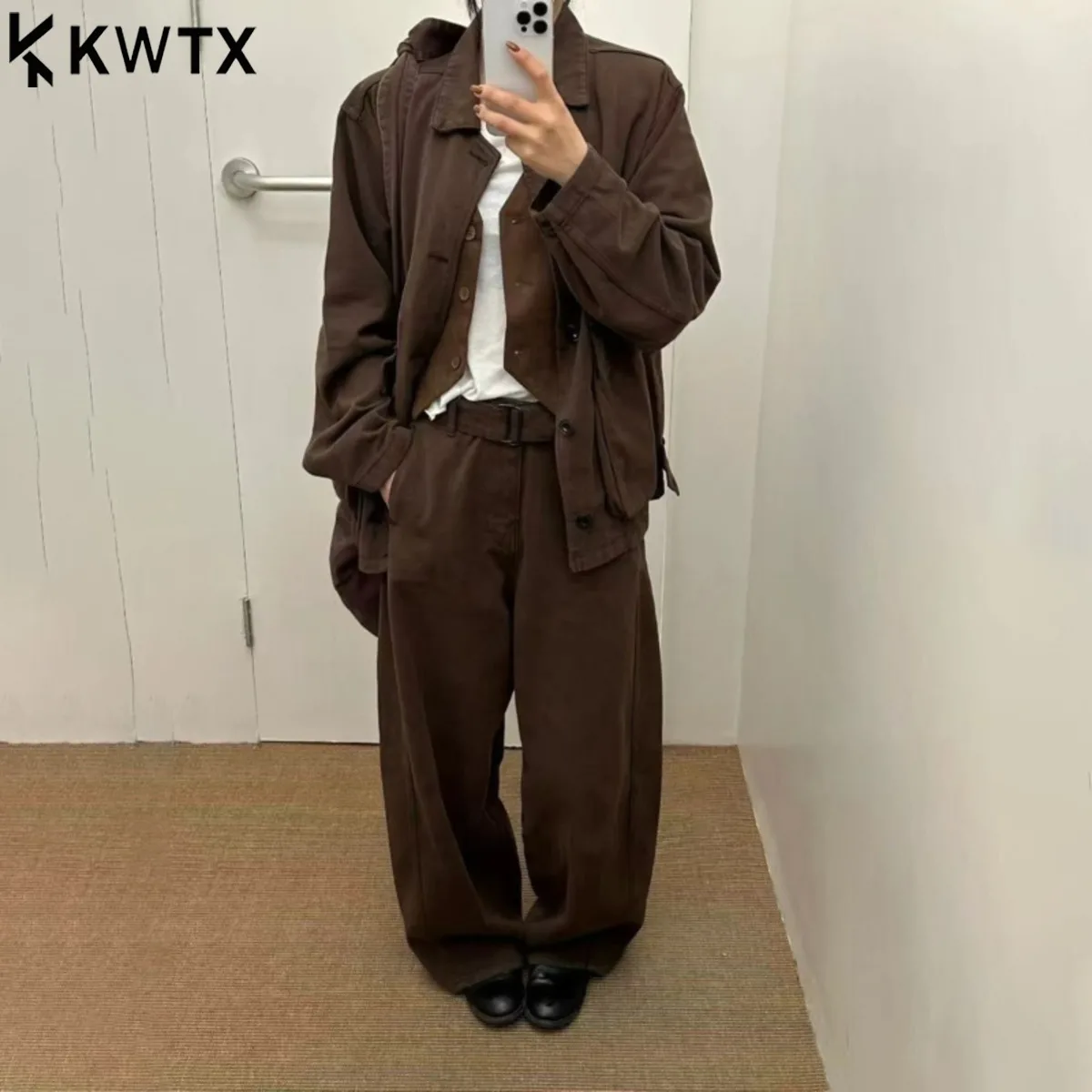 KWTX 2025: женская дизайнерская повседневная куртка и комплект широких брюк. Элегантный винтажный шикарный удобный осенне-зимний наряд премиум-класса.
KWTX 2025: женская дизайнерская повседневная куртка и комплект широких брюк. Элегантный винтажный шикарный удобный осенне-зимний наряд премиум-класса.