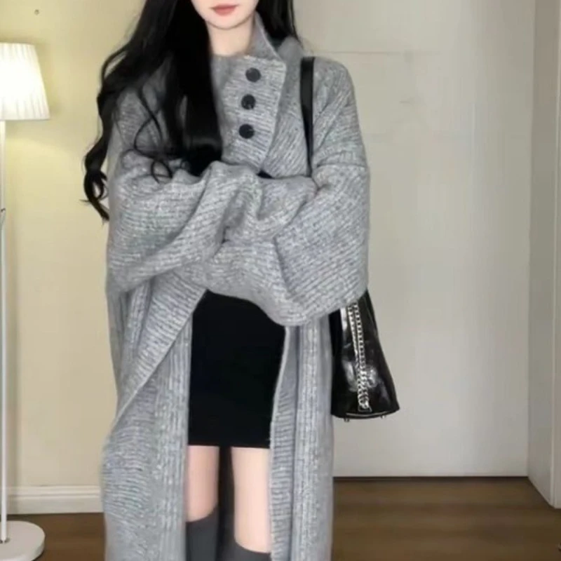 Lazy Wind Lapels in Long Women's Knitted Cardigan 2025 Autumn and Winter Turtleneck Loose Coat
Lazy Wind Lapels in Long Women's Knitted Cardigan 2025 Autumn and Winter Turtleneck Loose Coat