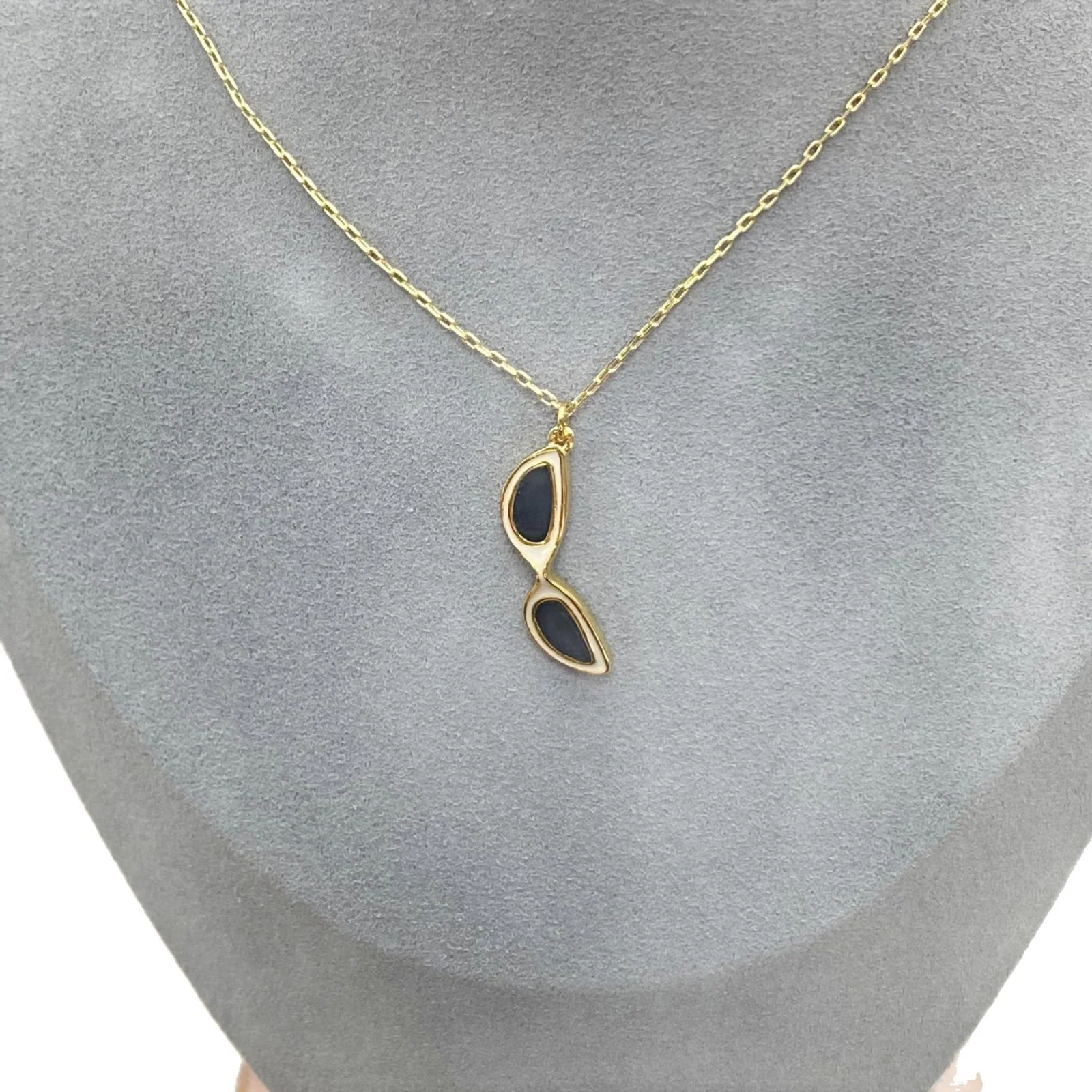 VKVVA Niche Daily Commute Enamel Sunglasses Pendant Necklace, Minimalist Fashion Clavicle Chain Jewelry for Women
VKVVA Niche Daily Commute Enamel Sunglasses Pendant Necklace, Minimalist Fashion Clavicle Chain Jewelry for Women