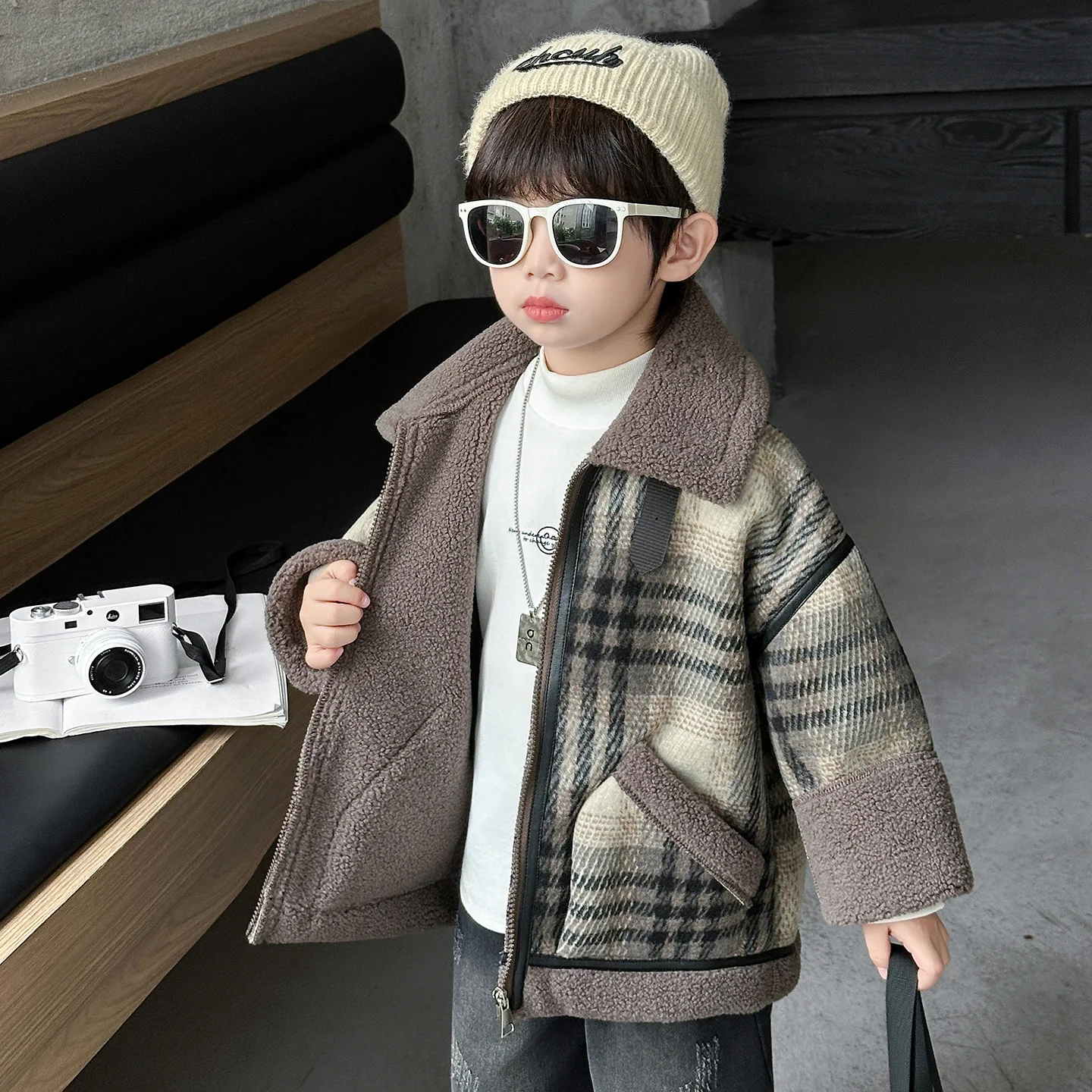 Утепленная зимняя куртка для мальчиков из овечьей шерсти с воротником-стойкой, хлопковая, с карманами, для дома, водонепроницаемая, молодежная, модная
Утепленная зимняя куртка для мальчиков из овечьей шерсти с воротником-стойкой, хлопковая, с карманами, для дома, водонепроницаемая, молодежная, модная