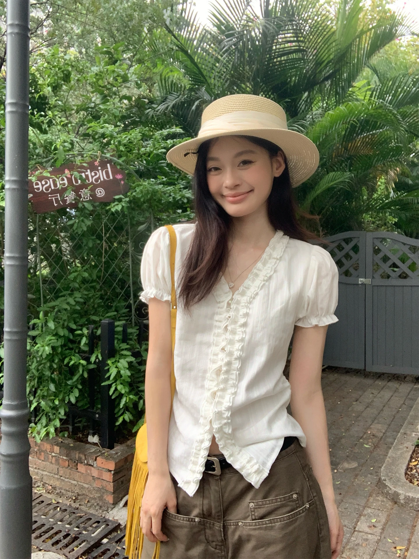 Белая женская летняя блузка с рукавами-фонариками и цветочным декором, уникальная, красивая, для повседневной носки, в корейском стиле, размер S
Белая женская летняя блузка с рукавами-фонариками и цветочным декором, уникальная, красивая, для повседневной носки, в корейском стиле, размер S