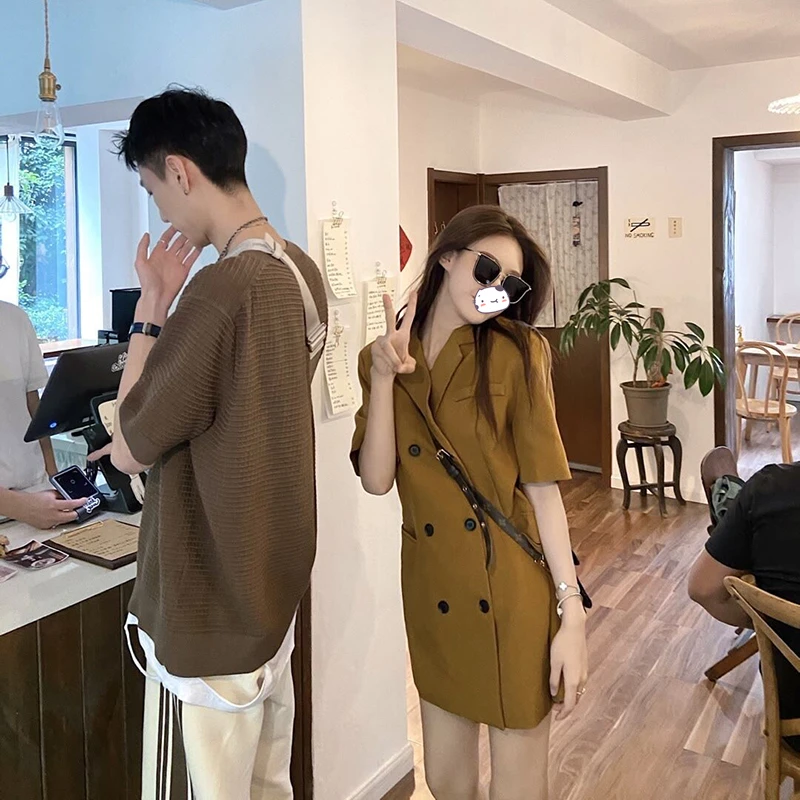 Элегантная женская повседневная верхняя одежда в корейском стиле с короткими рукавами, тонкого дизайна, летняя модная верхняя одежда прямого кроя с классическим воротником
Элегантная женская повседневная верхняя одежда в корейском стиле с короткими рукавами, тонкого дизайна, летняя модная верхняя одежда прямого кроя с классическим воротником