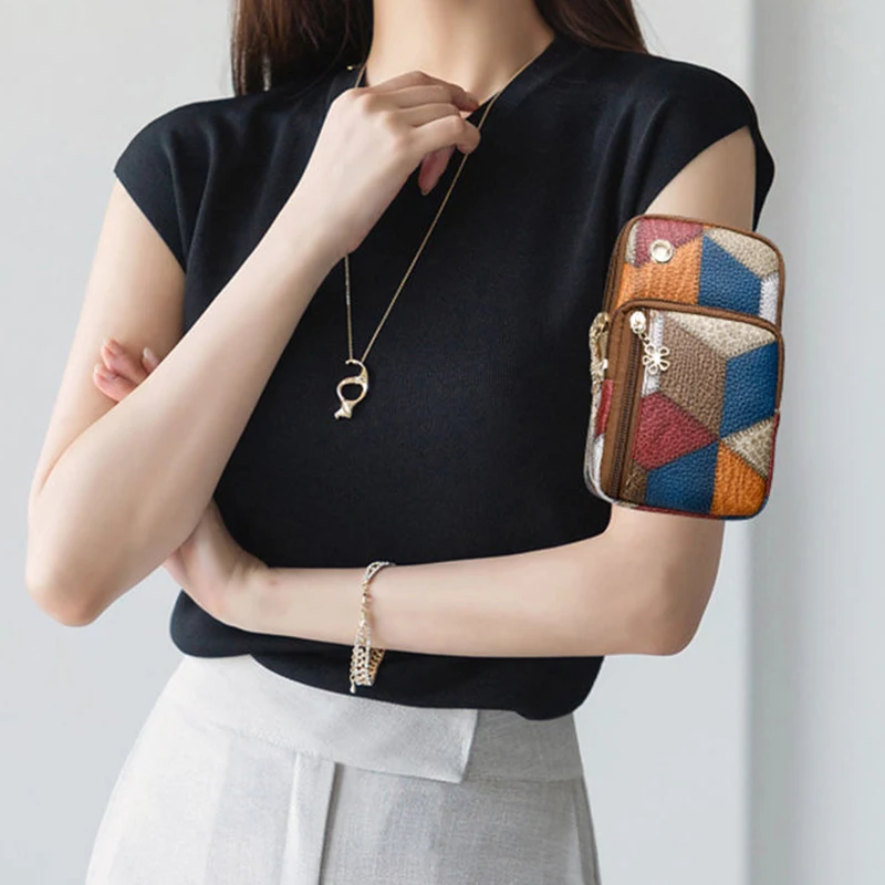 Сумка нейтрального стиля с прямоугольным узором для мужчин и женщин, которую можно носить на одно плечо в наклонном пути.
Сумка нейтрального стиля с прямоугольным узором для мужчин и женщин, которую можно носить на одно плечо в наклонном пути.