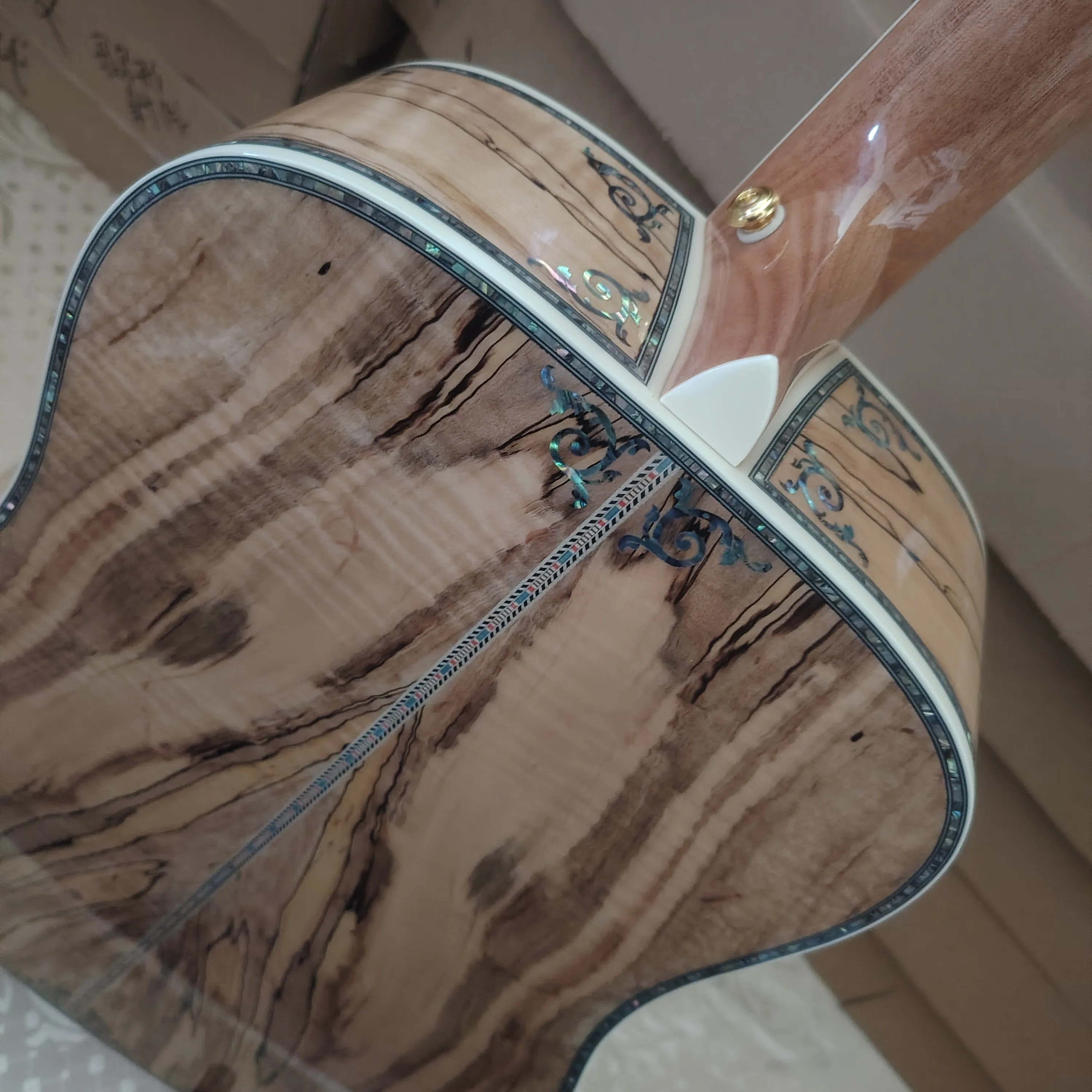 41-дюймовые! Роскошная акустическая гитара из глиняного дерева, электрическая коробка/плоская гитара/верхняя дека из массива ели/накладка на гриф из красного дерева/20 звуков C
41-дюймовые! Роскошная акустическая гитара из глиняного дерева, электрическая коробка/плоская гитара/верхняя дека из массива ели/накладка на гриф из красного дерева/20 звуков C