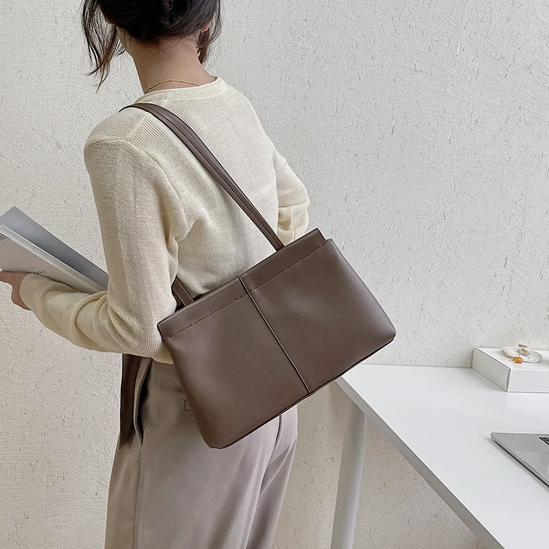 New Women's Korean Version Large Capacity Tote Bag Fashion Trend Retro Shoulder Messenger Bag
New Women's Korean Version Large Capacity Tote Bag Fashion Trend Retro Shoulder Messenger Bag
