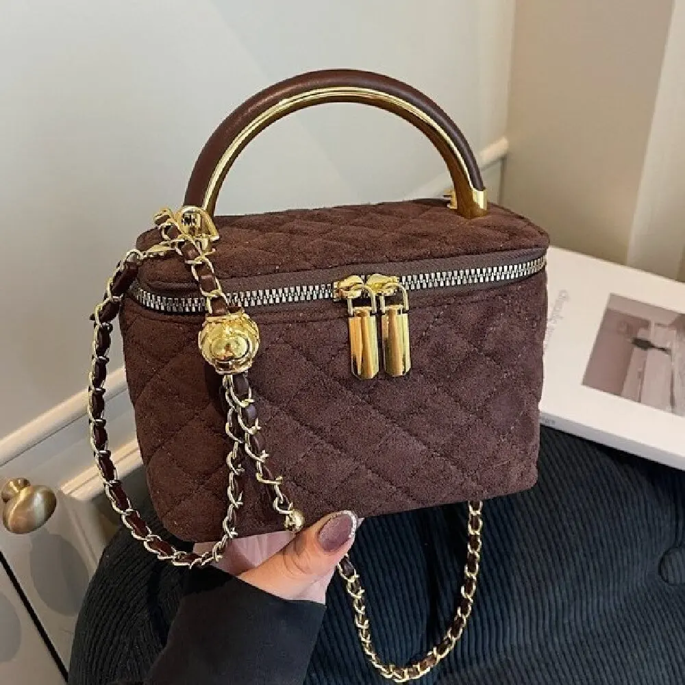 Французская ручная замшевая сумка для женщин, новинка 2023 года, осенне-зимняя модная сумка через плечо с ромбовидной сеткой и цепочкой, дорожная сумка-ведро
Французская ручная замшевая сумка для женщин, новинка 2023 года, осенне-зимняя модная сумка через плечо с ромбовидной сеткой и цепочкой, дорожная сумка-ведро