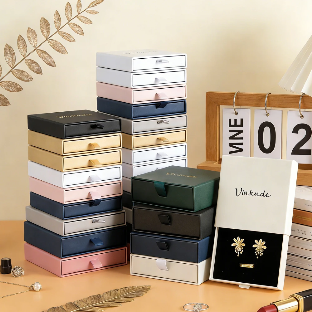 100Pcs Necklace Earrings Boxes 9x9x3.2cm Beige Navy Paper Jewelry Drawer Box Custom Logo Luxury Jewellery Ring Bracelet Case
100Pcs Necklace Earrings Boxes 9x9x3.2cm Beige Navy Paper Jewelry Drawer Box Custom Logo Luxury Jewellery Ring Bracelet Case