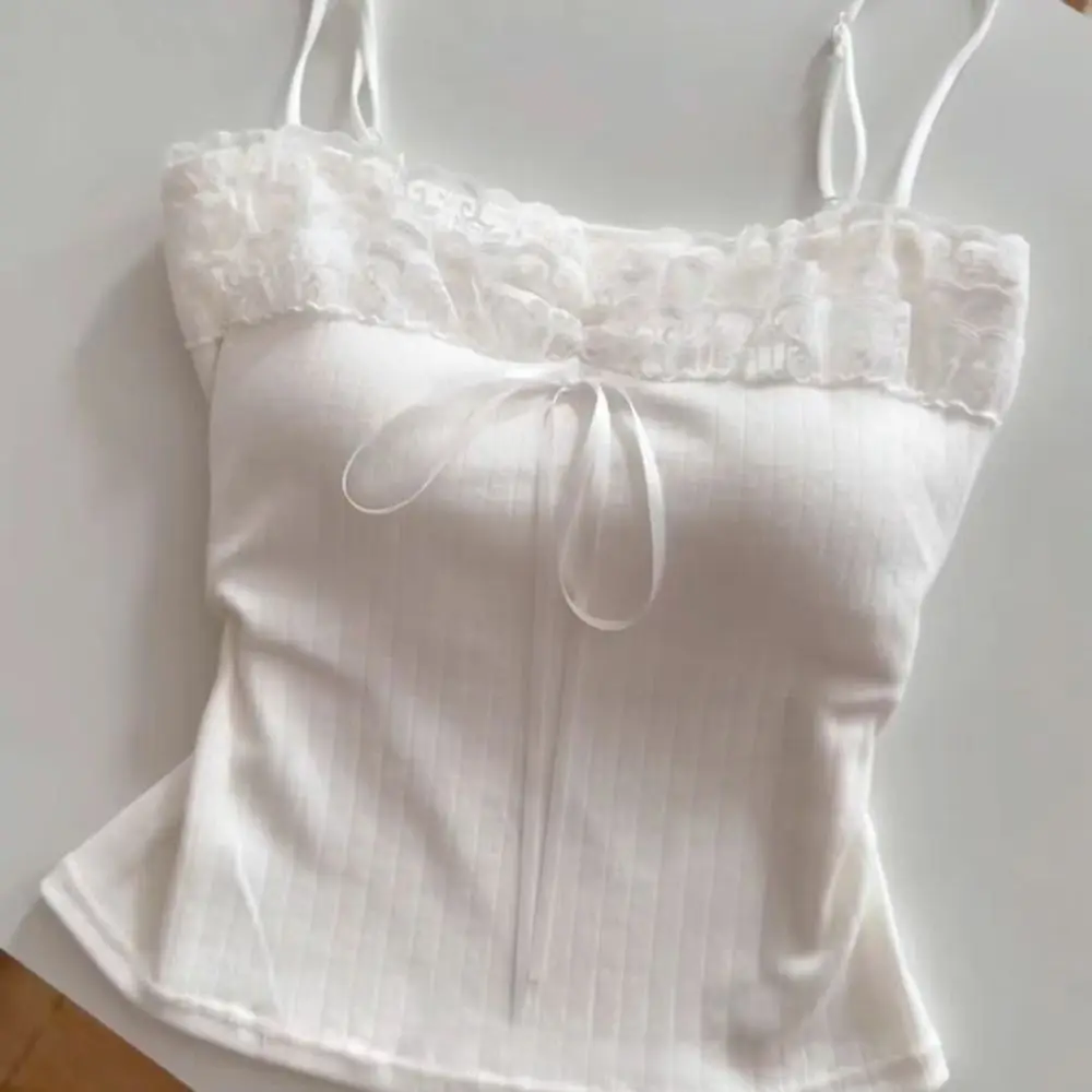 Тонкий кружевной укороченный топ с бантом в корейском стиле, милая нижняя рубашка, жилет для девочек, топ, летняя майка в стиле Spice Girls с подушечками для женщин
Тонкий кружевной укороченный топ с бантом в корейском стиле, милая нижняя рубашка, жилет для девочек, топ, летняя майка в стиле Spice Girls с подушечками для женщин