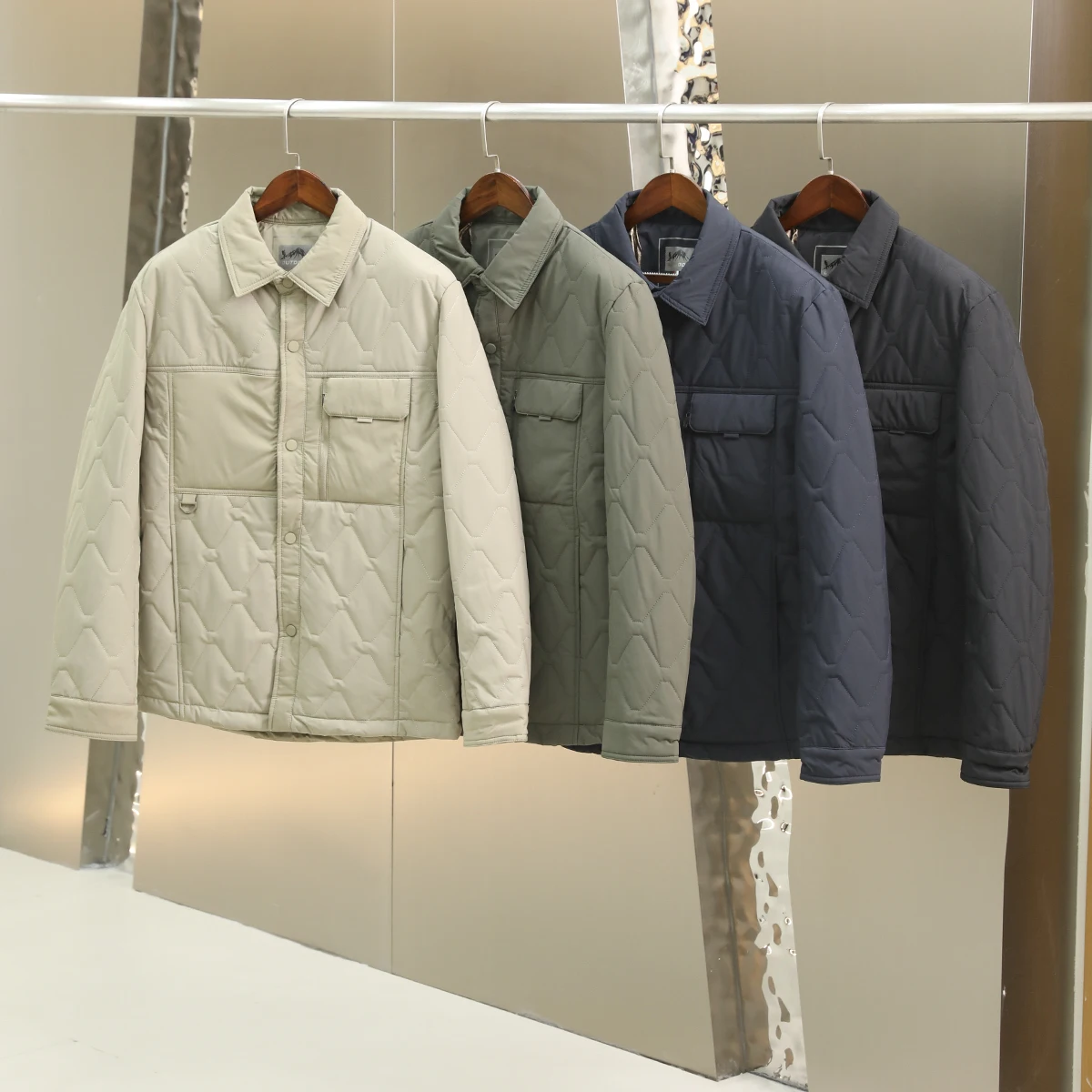 Мужская куртка из смесовой шерсти и технологичного хлопка, с отложным воротником, осенне-зимняя, модная, городская, с длинными рукавами, стандартного кроя, на пуговицах
Мужская куртка из смесовой шерсти и технологичного хлопка, с отложным воротником, осенне-зимняя, модная, городская, с длинными рукавами, стандартного кроя, на пуговицах