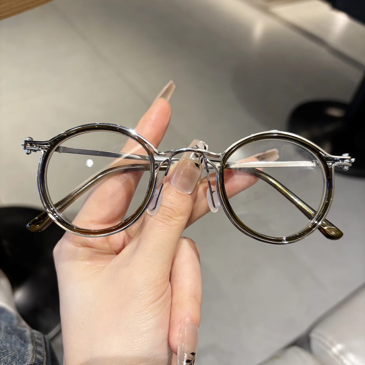 New metal frame oval retro reading glasses with anti blue light for men and women, with a youthful business temperament
New metal frame oval retro reading glasses with anti blue light for men and women, with a youthful business temperament