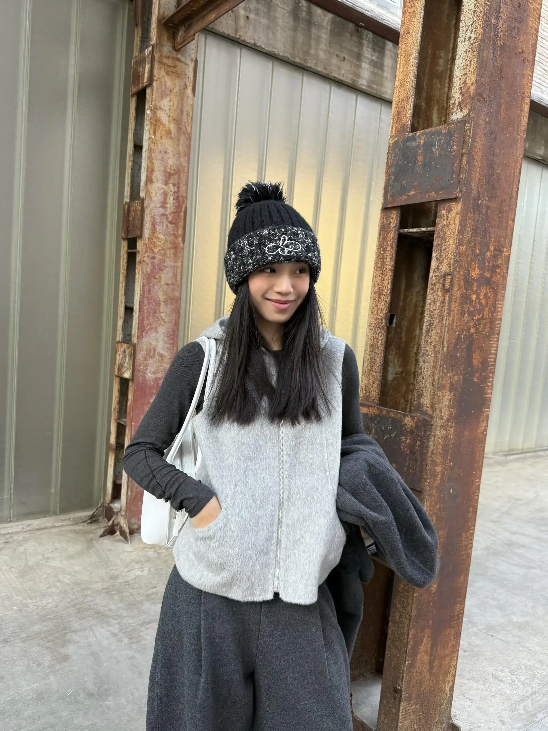 Корейский простой многослойный шерстяной жилет с капюшоном для женщин, осенне-зимний, новый, свободный, универсальный, стройнящий, с эффектом высокого класса, модный, Jaet
Корейский простой многослойный шерстяной жилет с капюшоном для женщин, осенне-зимний, новый, свободный, универсальный, стройнящий, с эффектом высокого класса, модный, Jaet