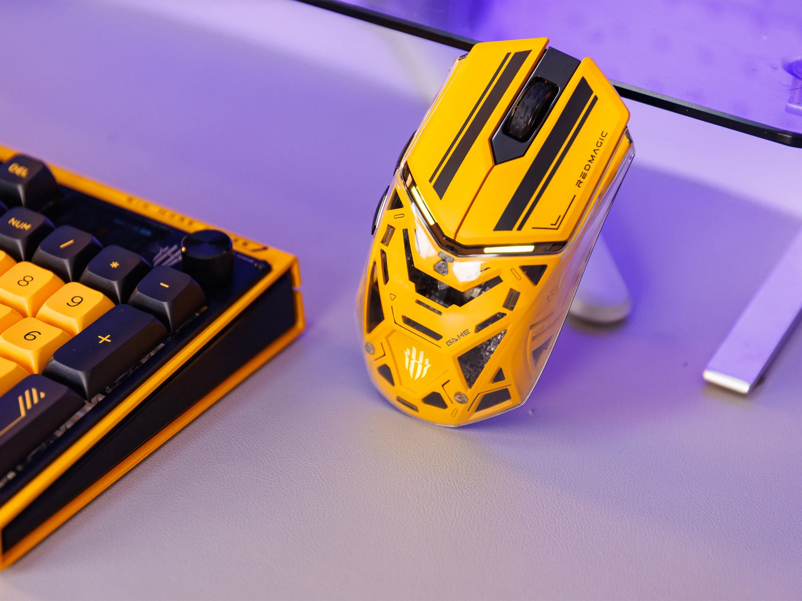 Nubia Redmagic Superpower Esports Mouse Gold Tritium Blade 3 Mode RGB Gaming Bluetooth 2.4G Wireless Mechanical Mouse
Nubia Redmagic Superpower Esports Mouse Gold Tritium Blade 3 Mode RGB Gaming Bluetooth 2.4G Wireless Mechanical Mouse