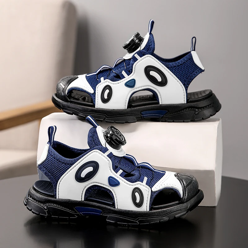A pair of sports sandals suitable for children's summer wear, which can cover the toes and are outdoor beach shoes
A pair of sports sandals suitable for children's summer wear, which can cover the toes and are outdoor beach shoes