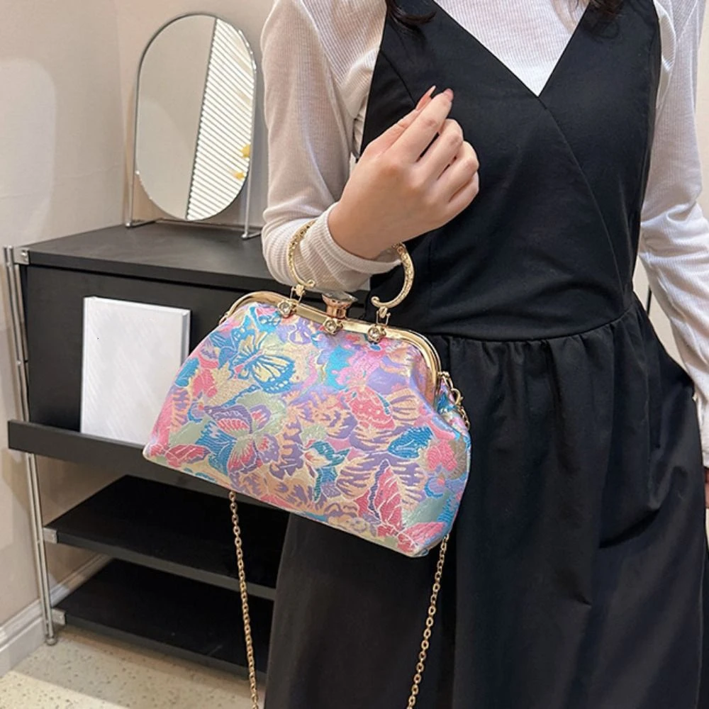 Sweet Embroidery Chinese Style Handbag Chain Elegant Ladies Evening Bags Shoulder Cheongsam Accessories Hanfu Shell Bag Banquet
Sweet Embroidery Chinese Style Handbag Chain Elegant Ladies Evening Bags Shoulder Cheongsam Accessories Hanfu Shell Bag Banquet