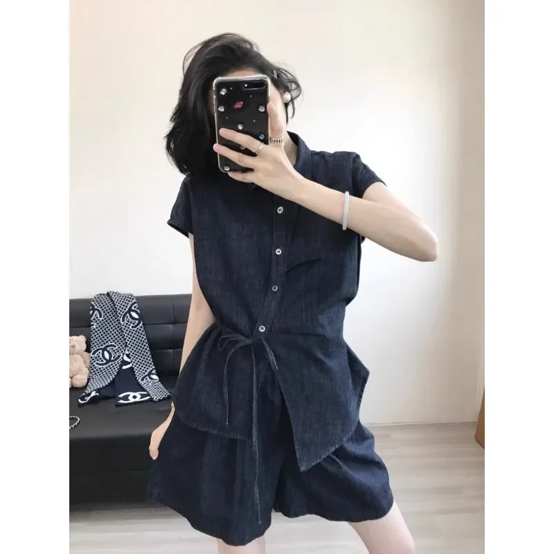 Women Dark Denim Two Piece Set Summer Vintage Collared Drawstring Waist Shirt Shorts Outfit
Women Dark Denim Two Piece Set Summer Vintage Collared Drawstring Waist Shirt Shorts Outfit
