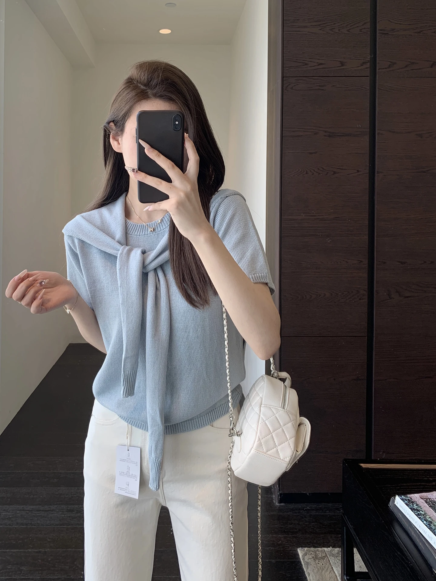 Дизайнерский комплект из двух предметов: топ с открытыми плечами и вязаная футболка с коротким рукавом. Новинка 2026 года. Весна-Лето.
Дизайнерский комплект из двух предметов: топ с открытыми плечами и вязаная футболка с коротким рукавом. Новинка 2026 года. Весна-Лето.