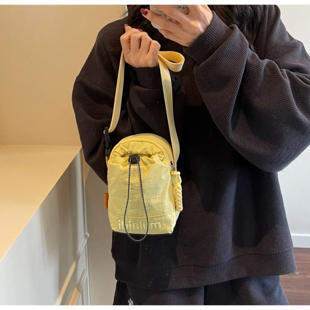 Легкая женская сумка через плечо на шнурке, регулируемая сумка для бутылки с водой, портативная маленькая женская сумка для мобильного телефона в корейском стиле 
Легкая женская сумка через плечо на шнурке, регулируемая сумка для бутылки с водой, портативная маленькая женская сумка для мобильного телефона в корейском стиле