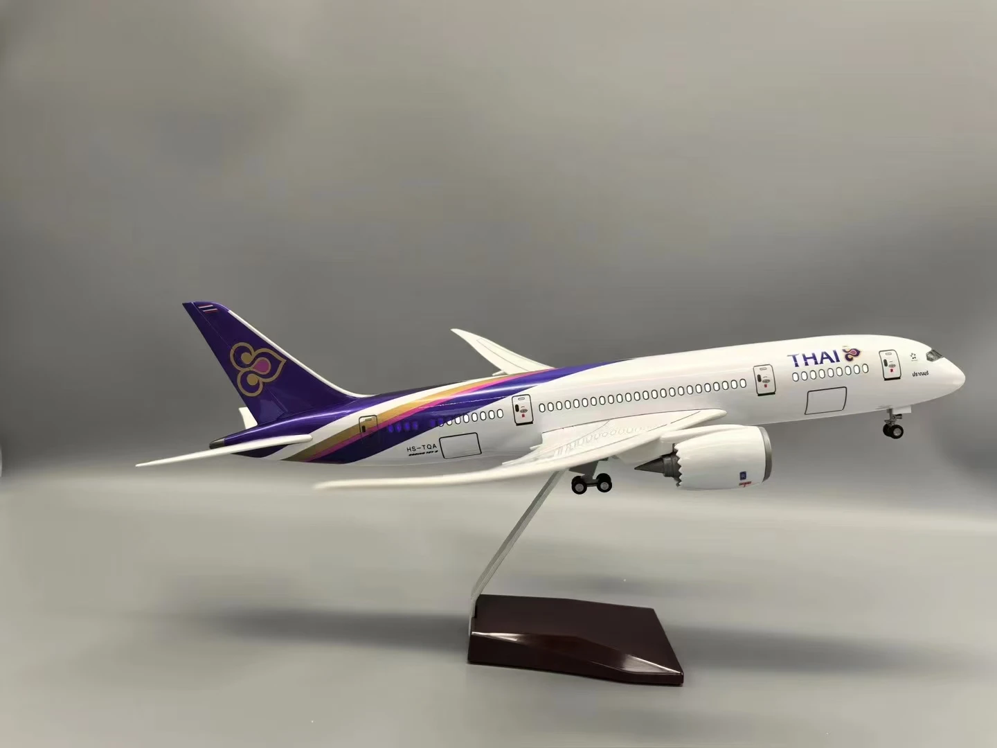 1:142 Модель самолета 47 см B787 Таиланд Модель самолета Игрушки со светодиодной подсветкой (сенсорное или звуковое управление) для украшения или подарка дома
1:142 Модель самолета 47 см B787 Таиланд Модель самолета Игрушки со светодиодной подсветкой (сенсорное или звуковое управление) для украшения или подарка дома