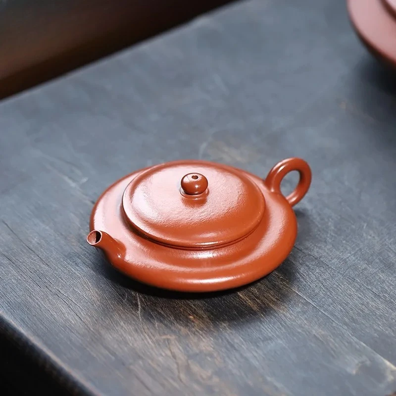 70ml Elegant Yixing Purple Clay Teapots Handmade Flat Pot Raw Ore Zhu Mud Tea Maker Kettle With Infuser Zisha Tea Set Tableware
70ml Elegant Yixing Purple Clay Teapots Handmade Flat Pot Raw Ore Zhu Mud Tea Maker Kettle With Infuser Zisha Tea Set Tableware