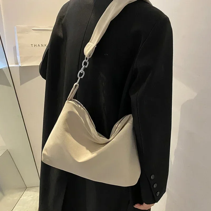 Casual Messenger Bag Black Crossbody Handbag for Women and Girls with Adjustable Chain Knotted Shoulder Strap Simple Solid Tote
Casual Messenger Bag Black Crossbody Handbag for Women and Girls with Adjustable Chain Knotted Shoulder Strap Simple Solid Tote