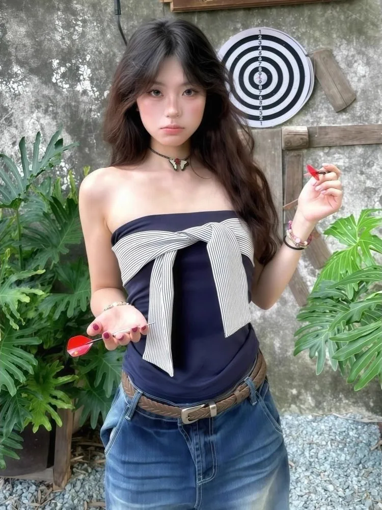 Trendy Women's Slimming Short Top with Stripe Design And Strap Bindi Summer New Style Korean Style Inner Wear Casual Streetwear
Trendy Women's Slimming Short Top with Stripe Design And Strap Bindi Summer New Style Korean Style Inner Wear Casual Streetwear