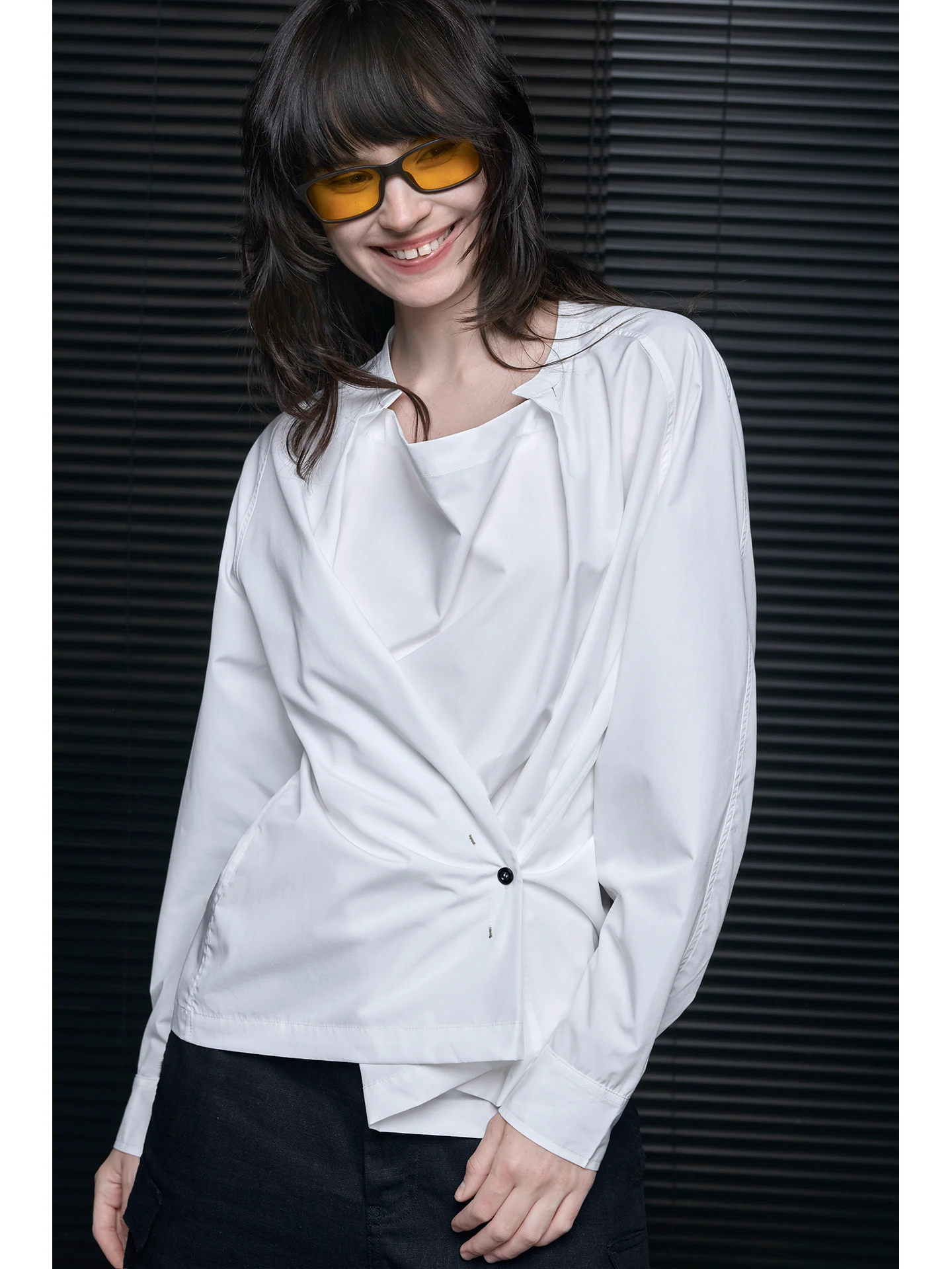 Белая оверсайз-рубашка в уличном стиле для женщин, весна 2026, новинка, асимметричный дизайн, влагоотводящая, с длинным рукавом, красивая
Белая оверсайз-рубашка в уличном стиле для женщин, весна 2026, новинка, асимметричный дизайн, влагоотводящая, с длинным рукавом, красивая