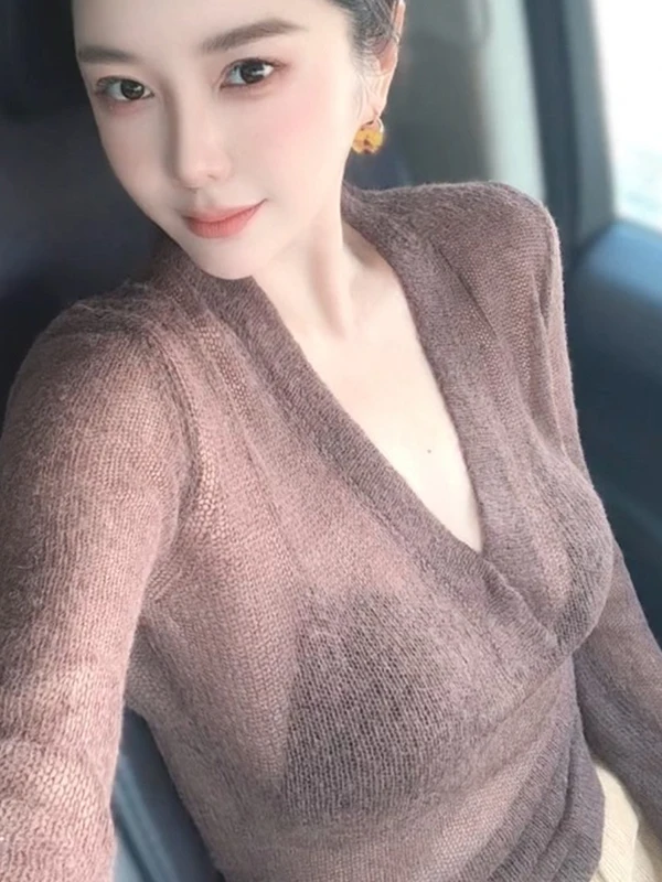 Сексуальный вязаный длинный прозрачный топ с V-образным вырезом для женщин, модный универсальный свободный крой в корейском стиле, осенняя новинка
Сексуальный вязаный длинный прозрачный топ с V-образным вырезом для женщин, модный универсальный свободный крой в корейском стиле, осенняя новинка