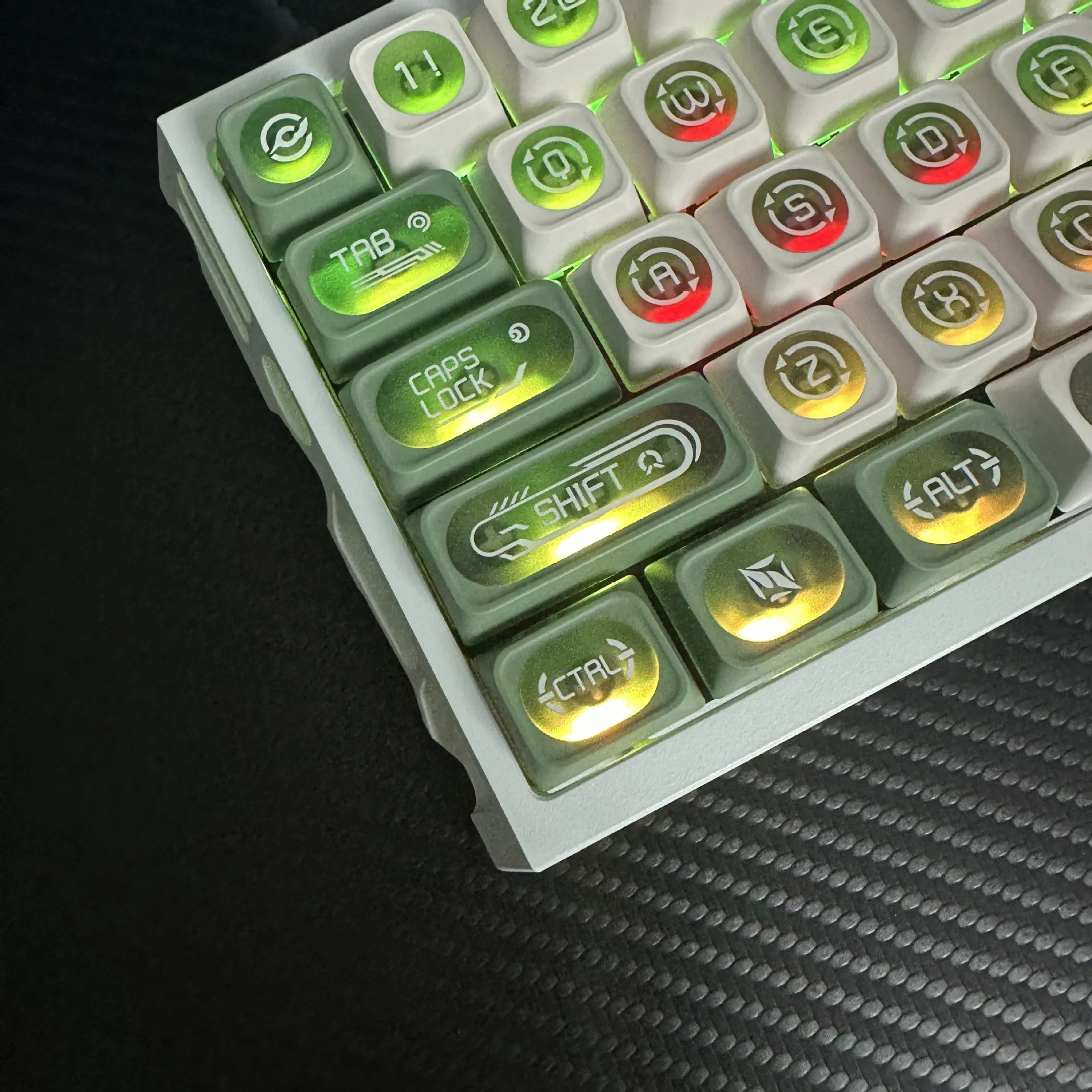 Green "opal Max" keycap crescent moon matte surface light transmission personality PC matte texture original Alice Cross
Green "opal Max" keycap crescent moon matte surface light transmission personality PC matte texture original Alice Cross