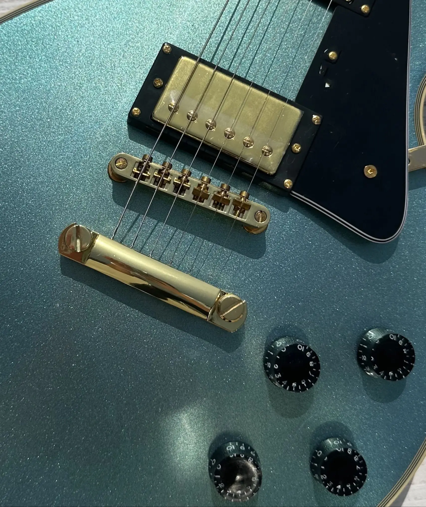 Customized electric guitar, Pelham Caston, full body blue, gold accessories and tuner, lightning package
Customized electric guitar, Pelham Caston, full body blue, gold accessories and tuner, lightning package