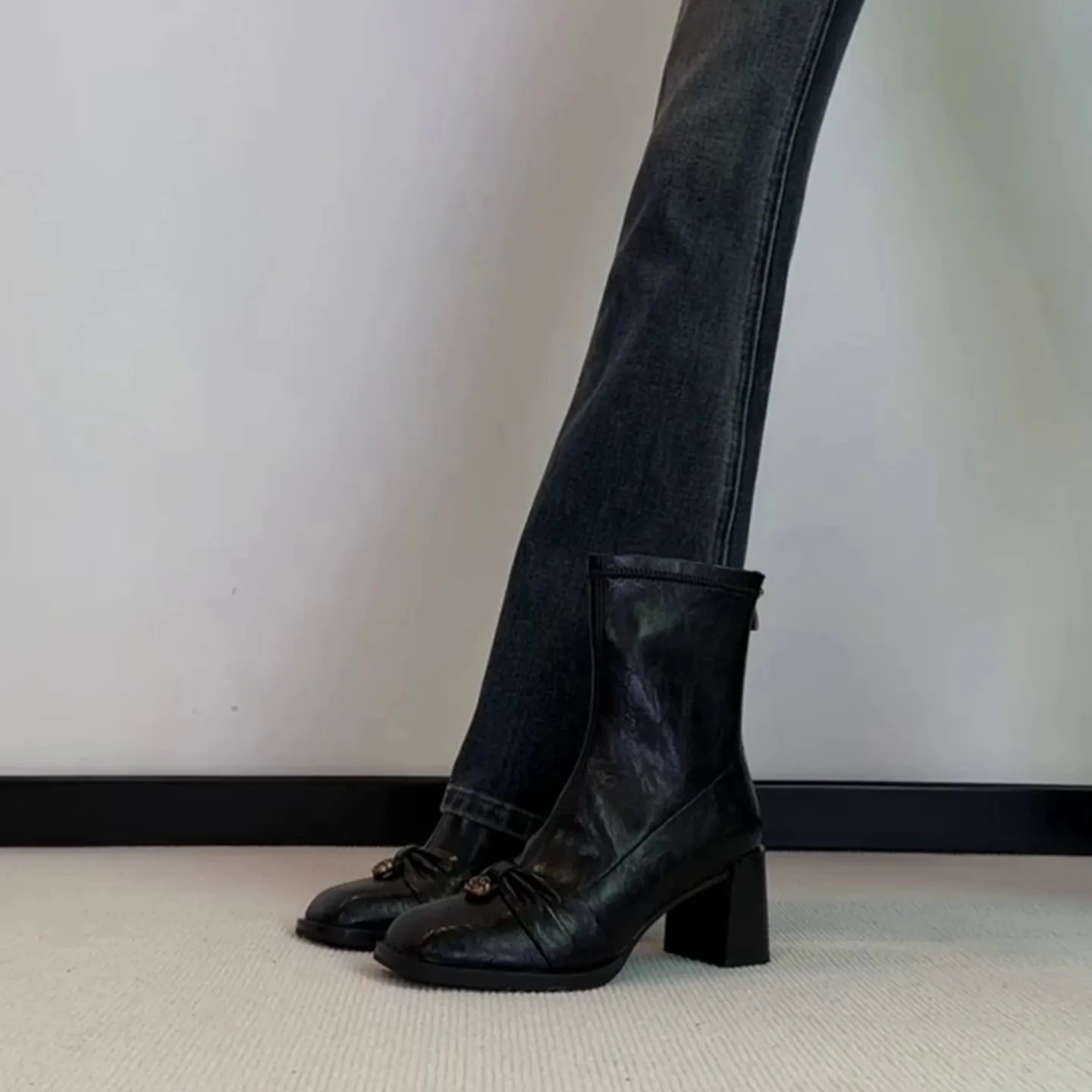 Women Metal Buckle Decorative Short Boots with Back Zipper Design Women Boots with Square Toe Thick Heel High Heels Leather Boot
Women Metal Buckle Decorative Short Boots with Back Zipper Design Women Boots with Square Toe Thick Heel High Heels Leather Boot