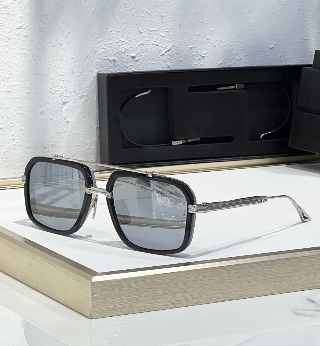 EPLX13 Top High Quality Sunglasses for Men and Women ADITA EPILUXURY.13 DES013 SIZE 58-18 Titanium Style Fashion Design with box
EPLX13 Top High Quality Sunglasses for Men and Women ADITA EPILUXURY.13 DES013 SIZE 58-18 Titanium Style Fashion Design with box