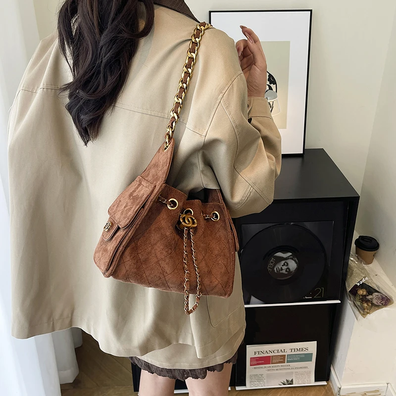 Pretty Ladies Evening Bag Satin Clutch Bag with Feather Decoration Ideal for Proms Weddings and Formal Dinners
Pretty Ladies Evening Bag Satin Clutch Bag with Feather Decoration Ideal for Proms Weddings and Formal Dinners