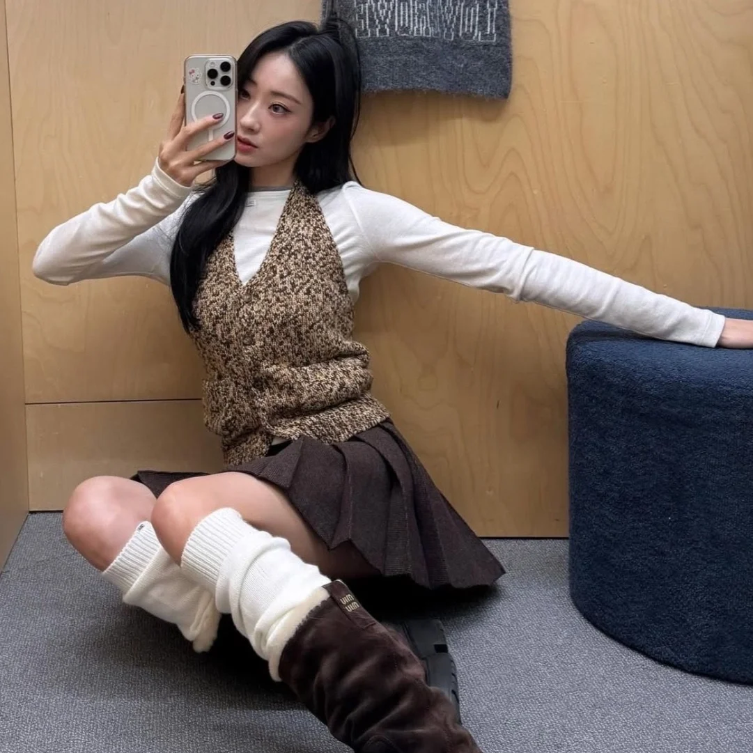 Fashionable V-Neck Knitted Vest Women's Hanging Neck Top Thickened Korean Style Loose Fit Cardigan Style Layering Shirt
Fashionable V-Neck Knitted Vest Women's Hanging Neck Top Thickened Korean Style Loose Fit Cardigan Style Layering Shirt