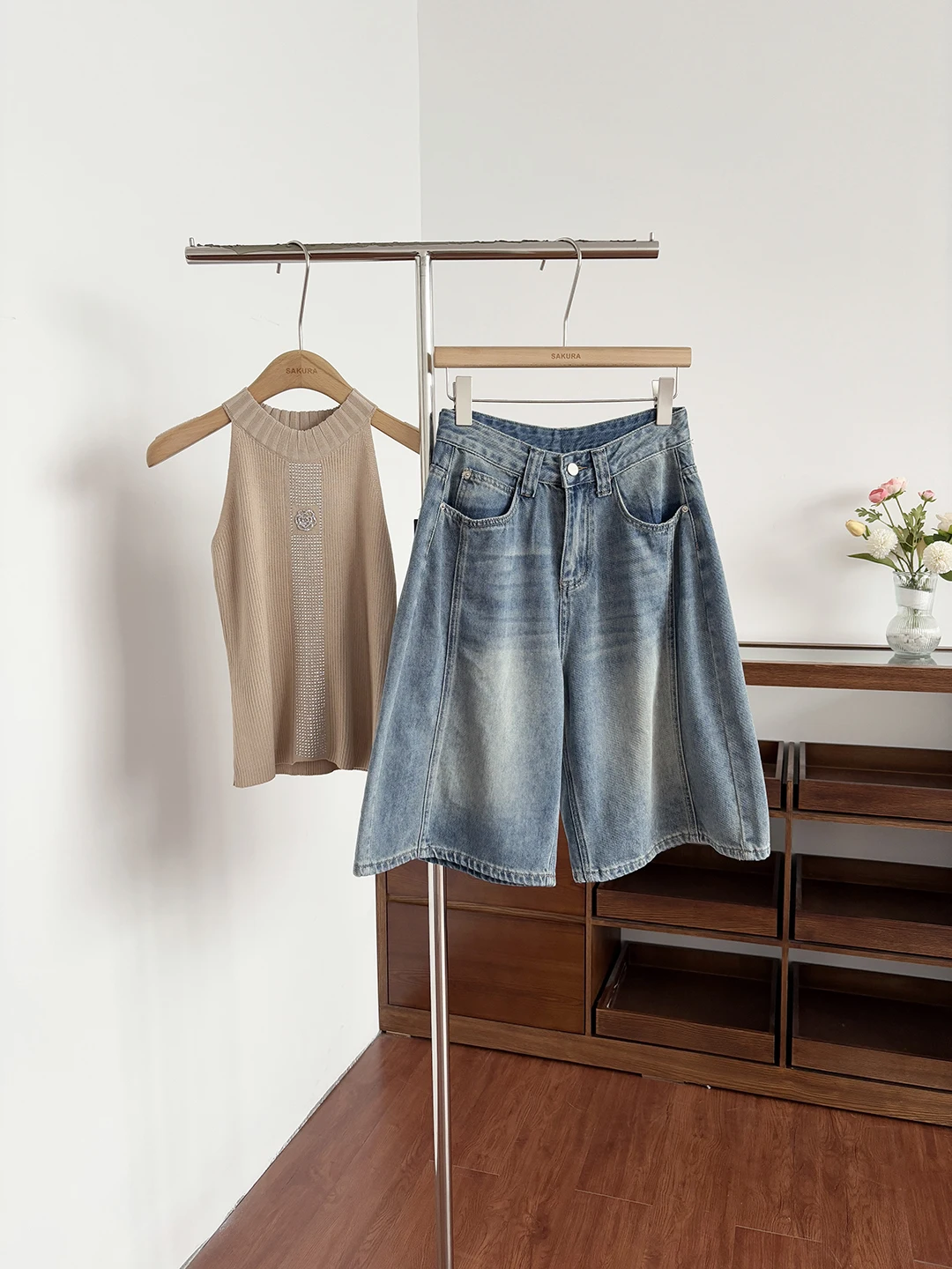 Slimming High Waist Wide Leg Jeans Women's Summer New Style American Retro Chic Five-Point Pants Versatile Casual Denim Trousers
Slimming High Waist Wide Leg Jeans Women's Summer New Style American Retro Chic Five-Point Pants Versatile Casual Denim Trousers