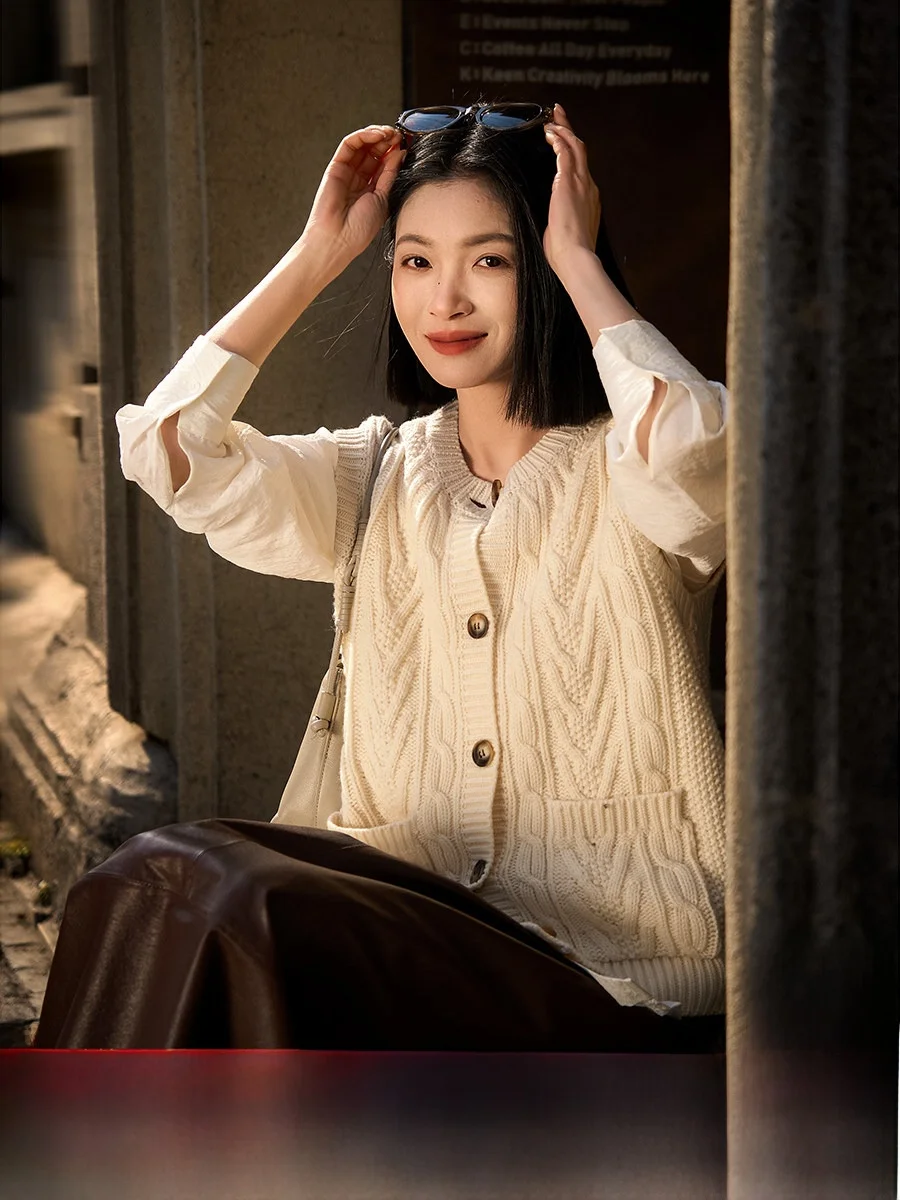 Cloud Velvet Knitted Woolen Vest Lazy Commute Layering Women's Faion Soft Regular Fit Warmth round Ne Button up Bal
Cloud Velvet Knitted Woolen Vest Lazy Commute Layering Women's Faion Soft Regular Fit Warmth round Ne Button up Bal