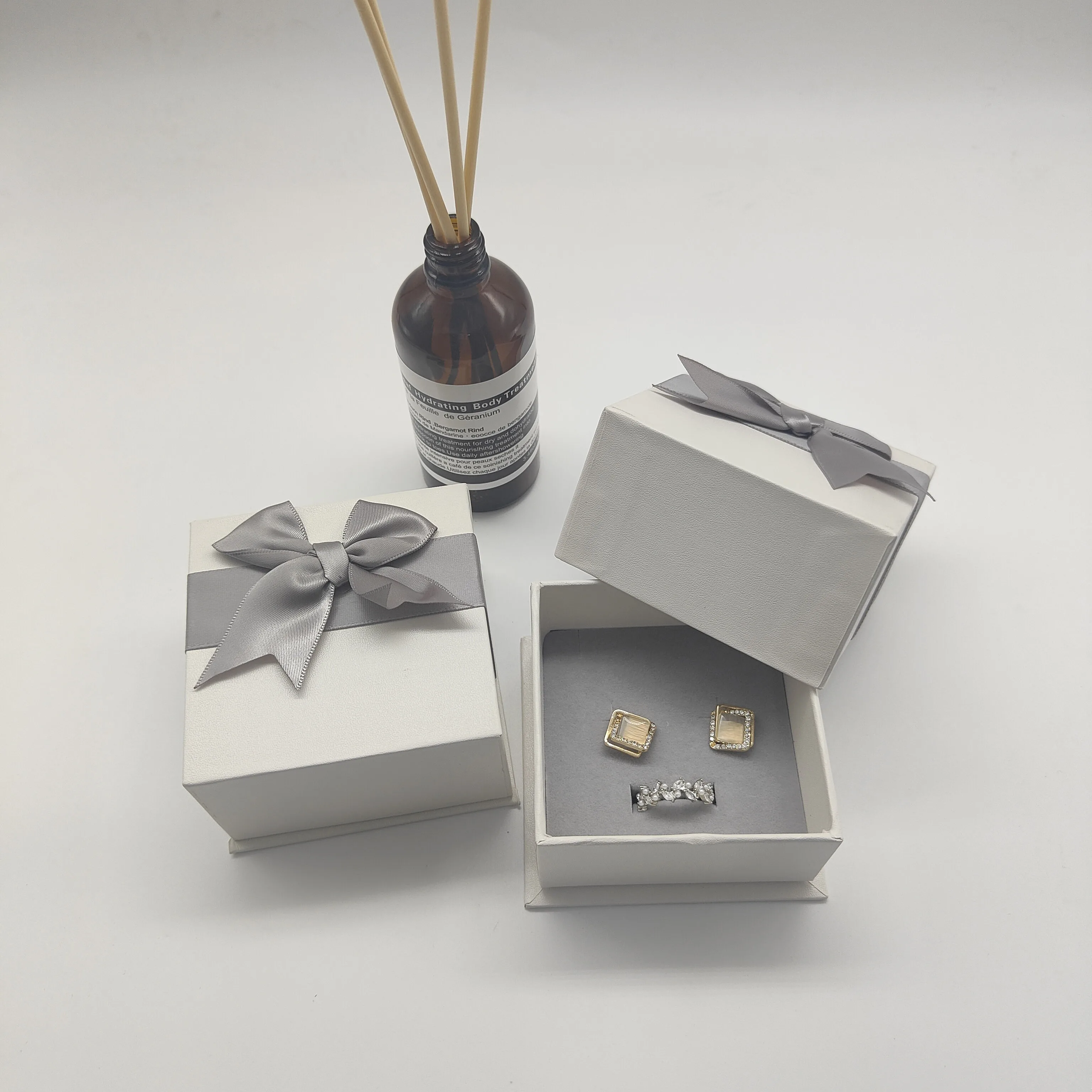 12Pcs/set Luxury Jewelry Packaging Paper Rigid Lid And Base Gft Box For Earrings And Ring 8.5*8..5*4.3cm
12Pcs/set Luxury Jewelry Packaging Paper Rigid Lid And Base Gft Box For Earrings And Ring 8.5*8..5*4.3cm