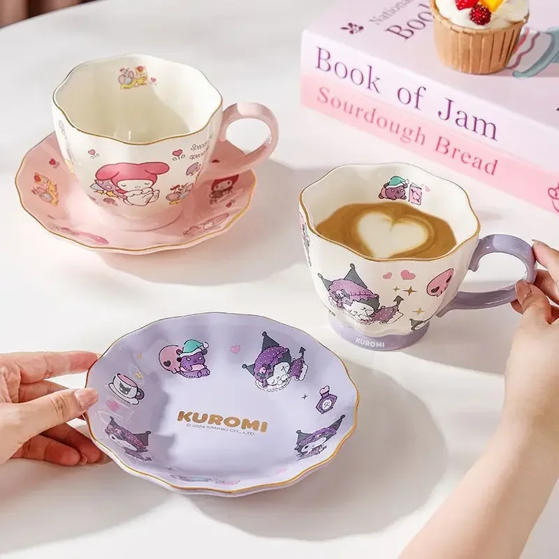 Детская посуда Hello Kitty Kuromi из аниме Sanrio, милая керамическая термостойкая кофейная чашка с защитой от ожогов, Подарочная кружка
Детская посуда Hello Kitty Kuromi из аниме Sanrio, милая керамическая термостойкая кофейная чашка с защитой от ожогов, Подарочная кружка